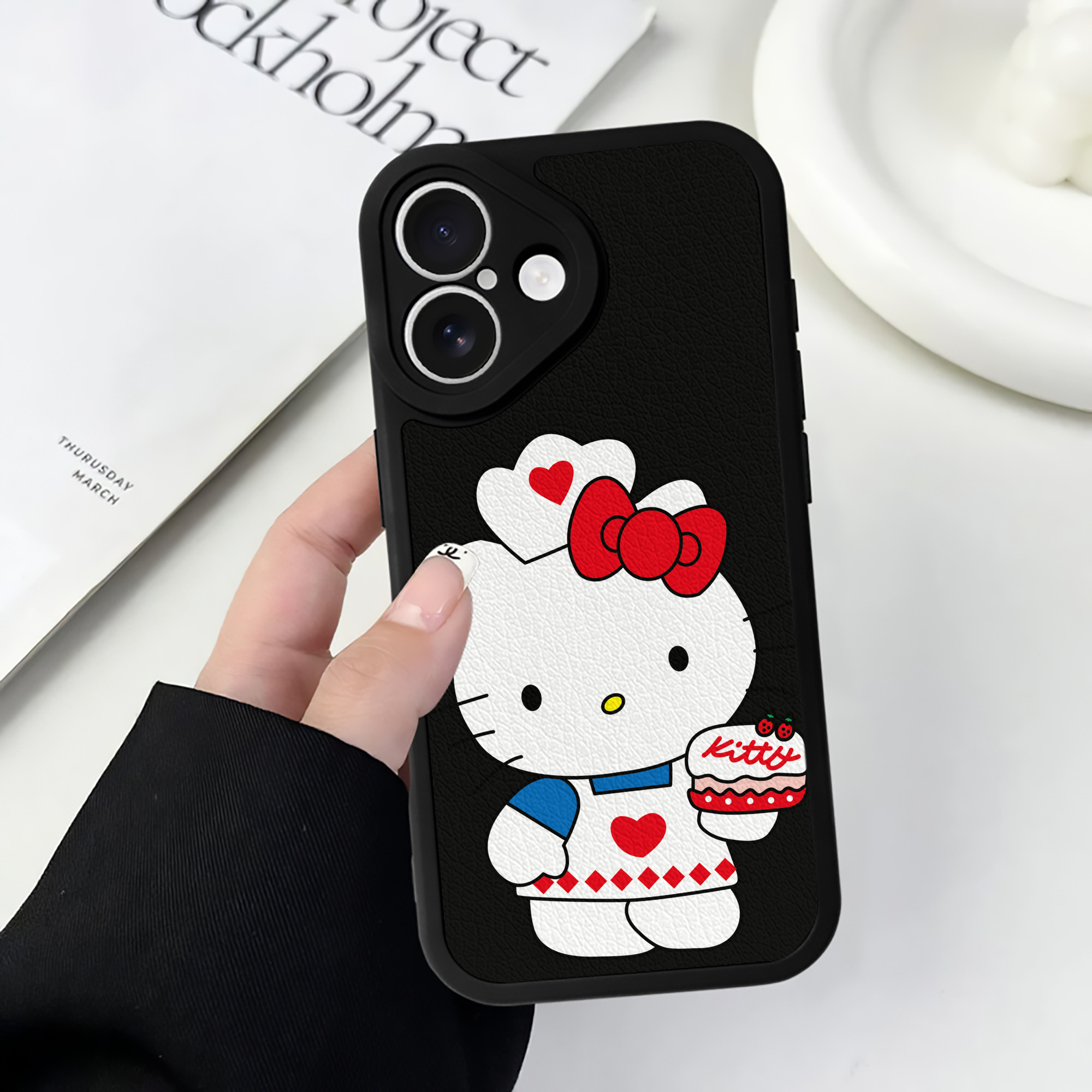 （画像用） Hello Kitty ハローキティ 【iPhone 16シリーズ対応】シリコンスマホケース（レザー調） 材質：シリコン